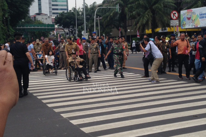 Kedatangan Anies langsung disambut oleh Dirut Transjakarta Budi Kaliwono. Saat meresmikan pelican crossing, Anies tampak membantu seorang bapak difabel menyeberang di pelican crossing. Budi juga ikut membantu menyeberangkan seorang perempuan difabel.