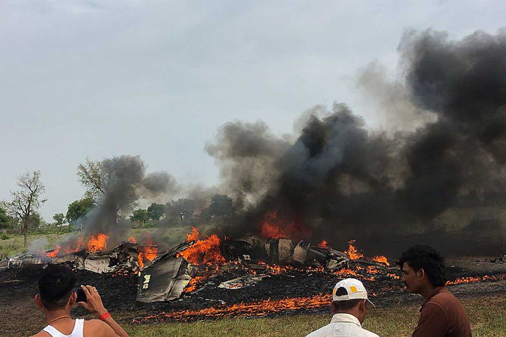 Sebuah pesawat tempur MiG-27 milik India habis terbakar setelah jatuh di perkebunan di Desa Devariya dekat Jodhpur, Selasa, 4 September 2018.