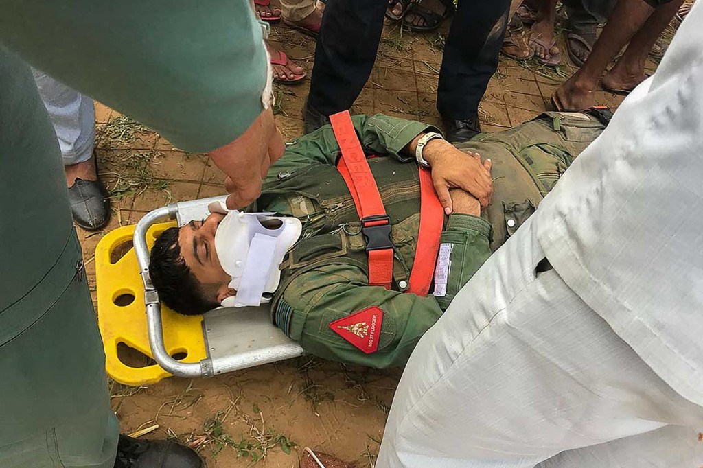 Tidak ada korban jiwa dalam kecelakaan tersebut. Pilot berhasil menyelamatkan diri dengan kursi lontar sebelum pesawat jatuh ke tanah.