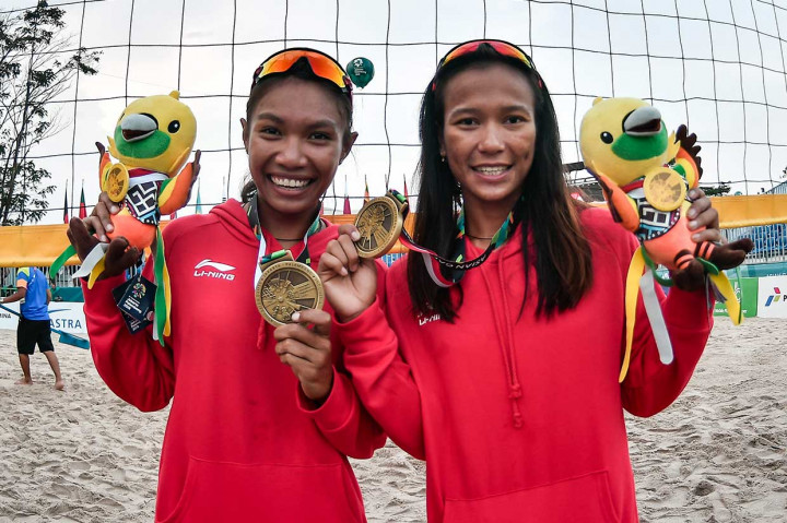 Pevoli pantai putri Indonesia Putu Dini Jasita Utami (kanan) dan Dhita Juliana menunjukkan medali perunggu yang berhasil mereka raih. INASGOC/Antara Foto/Muhammad Adimaja