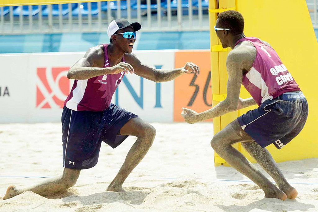 Pevoli pantai putra Qatar Ahmed Janko (kiri) dan Cherif Samba melakukan selebrasi usai mengalahkan pevoli Indonesia dua set langsung 26-24 dan 21-17. INASGOC/Antara Foto/Andi Rambe