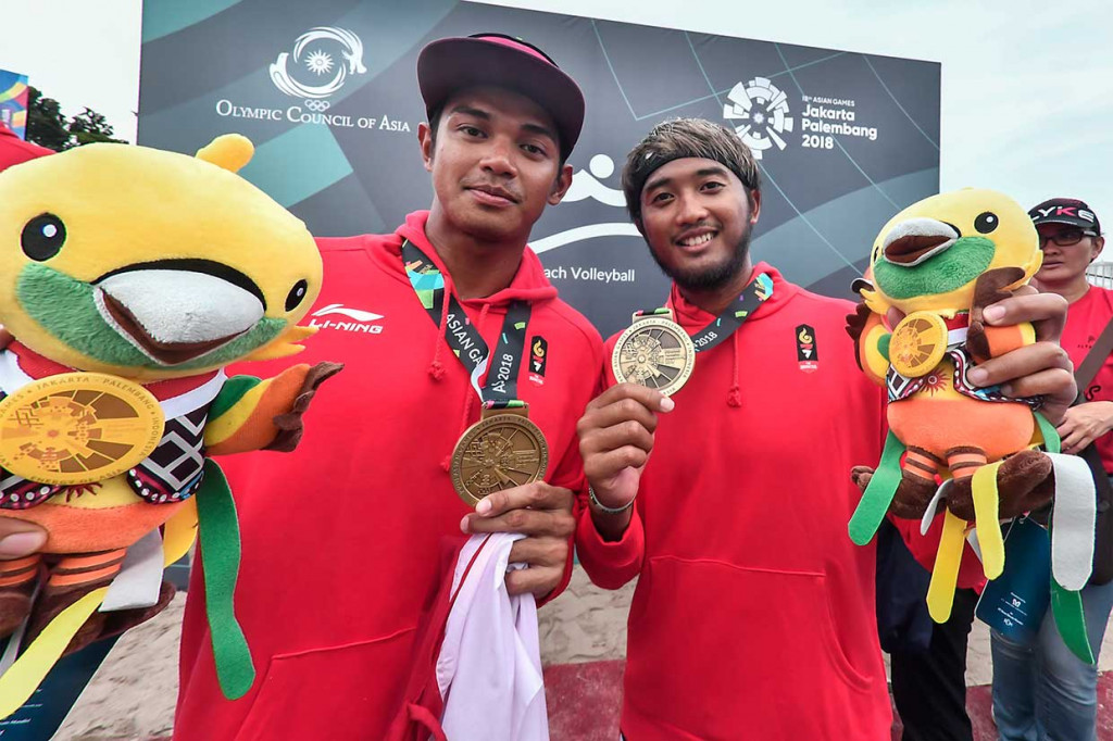 Sementara itu tim Indonesia Dua berhasil merebut perunggu setelah menundukkan Tiongkok.  Pevoli pantai putra Indonesia Gilang Ramadhan (kanan) dan Danangsyah Yudistira Pribadi menunjukan medali perunggu usai mengalahkan pevoli Tiongkok. INASGOC/Antara Foto/Muhammad Adimaja