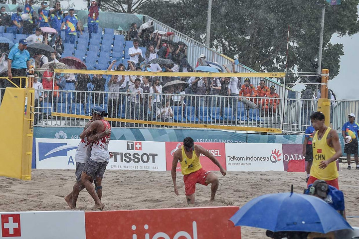 Gilang Ramadhan (kedua kiri) dan Danangsyah Yudistira Pribadi (kiri) melakukan selebrasi usai menundukkan pasangan Tiongkok Peng Gao (ketiga kiri) dan Yang Li. INASGOC/Antara Foto/Muhammad Adimaja