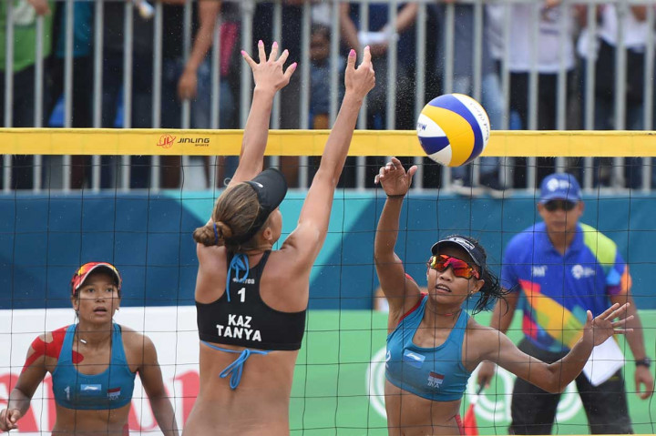 Sementara tim putri Indonesia meraih medali perunggu. Sempat terganggu guyuran hujan, pasangan Dhita Juliana/Putu Dini Jasita Utami mengalahkan duet Kazakhstan Tatyana Mashkova/Irina Tsambalova dua set langsung 21-11, 21-10. INASGOC/Antara Foto/Zabur Karuru