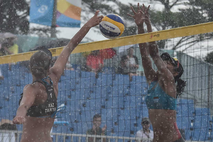 Pevoli pantai putri Kazakhstan Tatyana Mashkova (kiri) mencoba menahan bola dari pevoli Indonesia Dhita Juliana. INASGOC/Antara Foto/Muhammad Adimaja