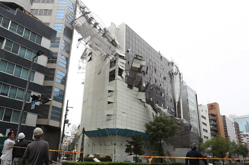 Perancah roboh dan menimpa gedung bertingkat di Osaka, setelah topan Jebi menghantam wilayah selatan Jepang, Selasa, 4 September 2018.