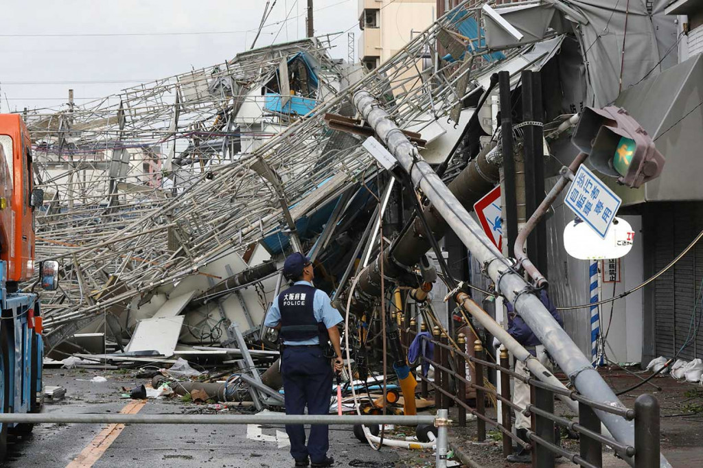Topan dengan kecepatan 216 km per jam tersebut menyebabkan puluhan tiang listrik tumbang dan membuat ratusan ribu bangunan di wilayah tengah dan barat Jepang tidak dialiri listrik.