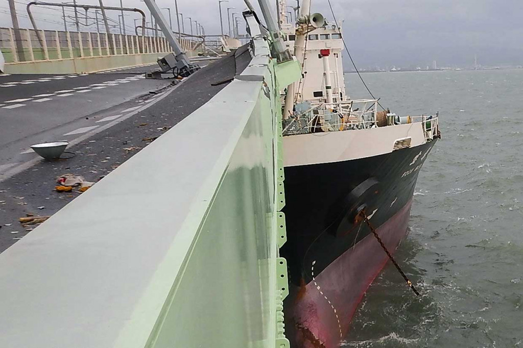 Sebuah kapal tanker terhempas topan Jebi hingga menabrak jembatan yang menghubungkan bandara dengan Kota Izumisano di Osaka. 11 ABK berada di kapal tersebut namun tidak ada yang luka dan telah diselamatkan. Tabrakan tersebut memutus akses jalan dan kereta ke bandara.
