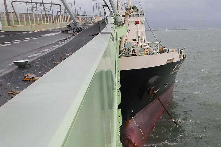 Sebuah kapal tanker terhempas topan Jebi hingga menabrak jembatan yang menghubungkan bandara dengan Kota Izumisano di Osaka. 11 ABK berada di kapal tersebut namun tidak ada yang luka dan telah diselamatkan. Tabrakan tersebut memutus akses jalan dan kereta ke bandara.