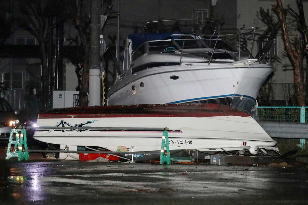 Beberapa perahu terhempas ke daratan dibawa gelombang tinggi yang disebabkan oleh topan Jebi di Nishinomiya, Prefektur Hyogo.