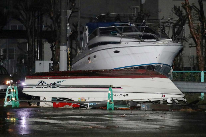 Beberapa perahu terhempas ke daratan dibawa gelombang tinggi yang disebabkan oleh topan Jebi di Nishinomiya, Prefektur Hyogo.