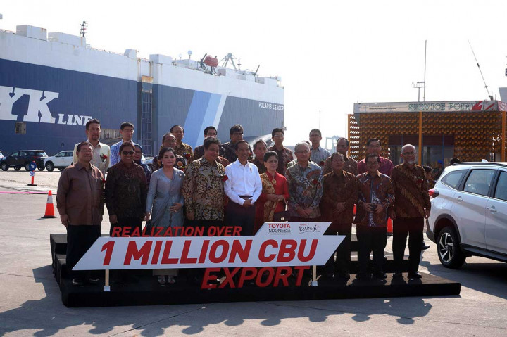 Presiden Joko Widodo didampingi Menko Perekonomian Darmin Nasution, Menteri Perindustrian Airlangga Hartarto, Sekretaris Kabinet Pramono Anung, dan Menteri Perhubungan Budi Karya Sumadi menghadiri seremoni realisasi satu juta unit ekspor CBU milik Toyota, di IPC Car Terminal, Tanjung Priok, Jakarta.
