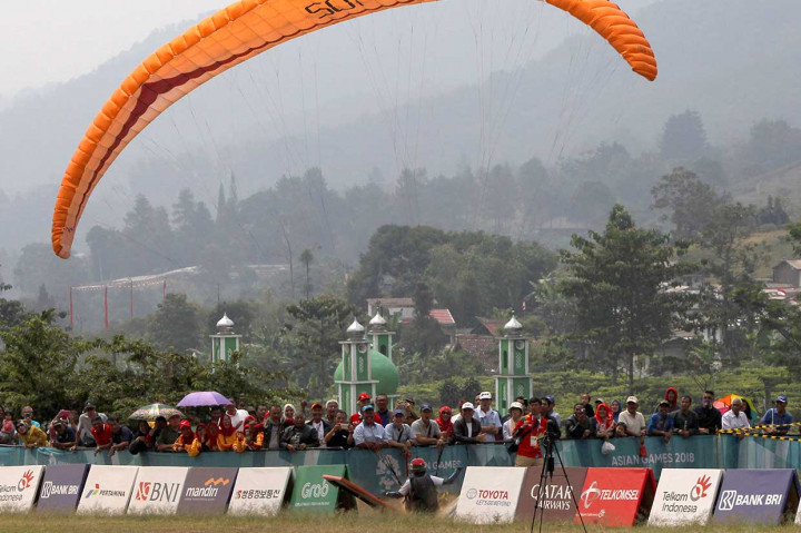 Atlet Mongolia Chuluumbat Tumenbayar menabrak papan pembatas saat melakukan pendaratan babak kelima nomor lintas alam. INASGOC/Antara Foto/Crack Palinggi