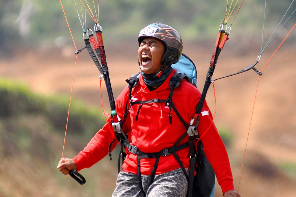 Atlet paralayang putra Indonesia Jafro Megawanto meluapkan kegembiraan setelah berhasil menginjak target, pada babak keenam nomor ketepatan mendarat, Asian Games 2018 di cisarua, Bogor, Jawa Barat, 23 Agustus 2018. INASGOC/Antara Foto/Tagor Siagian