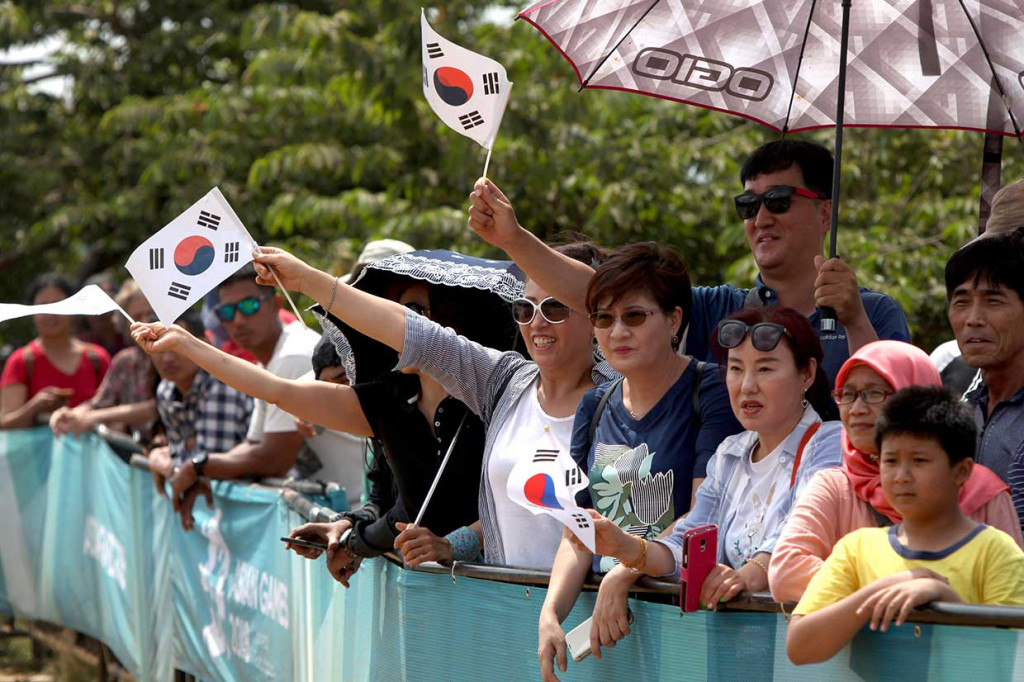 Warga Korea Selatan memberikan semangat kepada tim paralayang dari negaranya di Gunung Mas Puncak, Bogor, 22 Agustus 2018. INASGOC/Antara Foto/Crack Palinggi