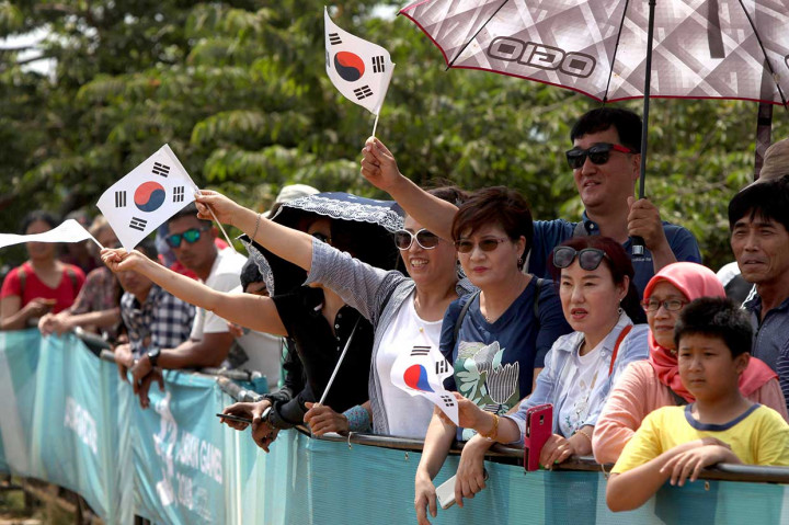 Warga Korea Selatan memberikan semangat kepada tim paralayang dari negaranya di Gunung Mas Puncak, Bogor, 22 Agustus 2018. INASGOC/Antara Foto/Crack Palinggi