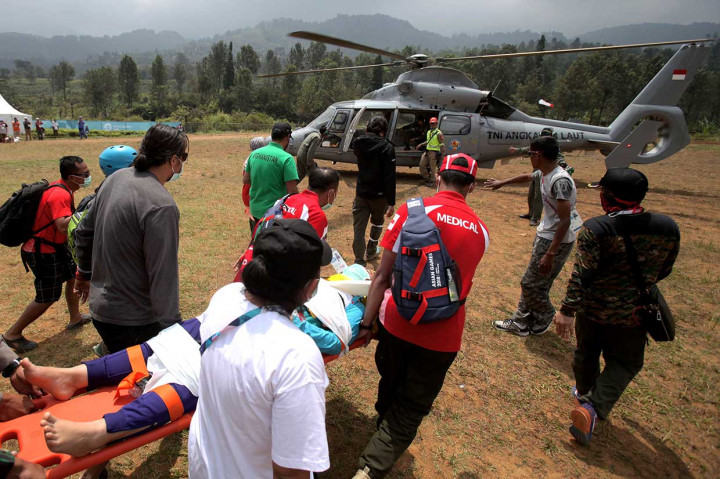 Atlet paralayang putri Afghanistan Lida Hozoori dievakuasi menuju rumah sakit dengan menggunakan helikopter, setelah terjatuh pada saat pendaratan di Cisarua, Puncak, Bogor, 22 Agustus. INASGOC/Antara Foto/Crack Palinggi