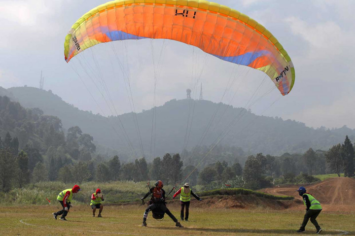 Atlet paralayang putra Malaysia Mohammed Irfan Esmado Wahab, saat menginjak target pada babak keenam nomor ketepatan mendarat. INASGOC/Antara Foto/Crack Palinggi