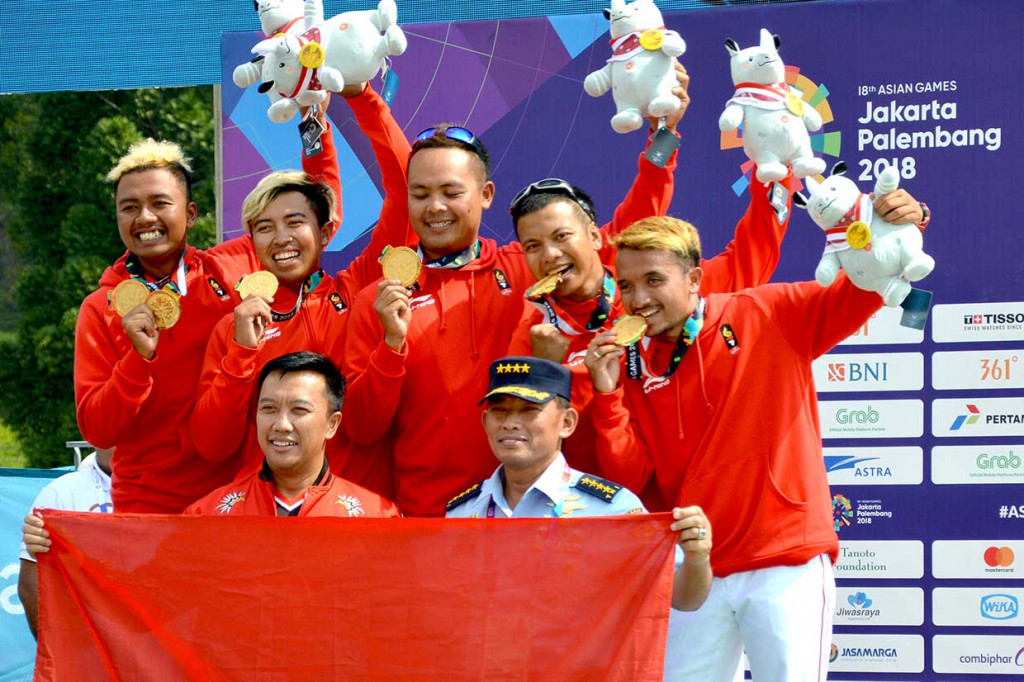 Timnas Paralayang Indonesia, peraih medali emas nomor ketepatan mendarat beregu putra foto bersama Menpora Imam Nahrawi dan Ketua Umum FASI Marsekal TNI Yuyu Sutisna di Cisarua, Puncak, Bogor. INASGOC/Antara Foto/Tagor Siagian