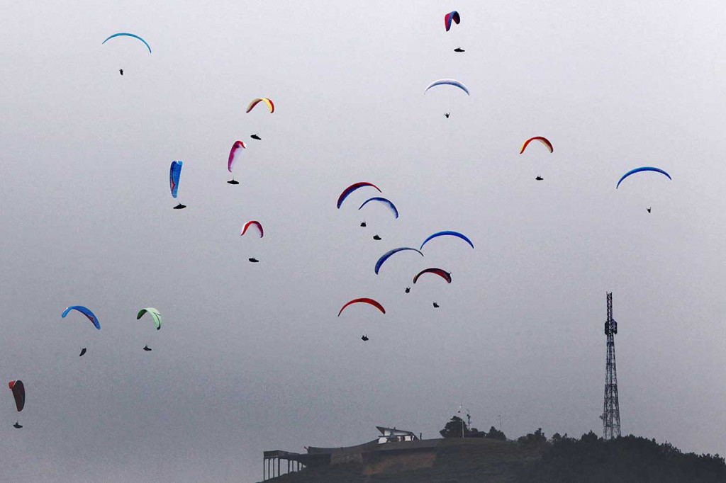 Para atlet berusaha mempertahankan ketinggiannya untuk menyelesaikan babak kelima nomor lintas alam sejauh 12,9 kilometer di Gunung Mas Puncak, Bogor, 29 Agustus. INASGOC/Antara Foto/Crack Palinggi