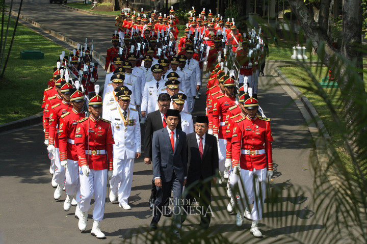 Pelantikan tersebut, diawali dengan penyerahan petikan Keputusan Presiden (Keppres)? di Istana Merdeka dan Presiden Jokowi serta gubernur dan wakil gubernur terpilih melanjutkan prosesi jalan kaki ke Istana Negara yang diringi dengan marching band.