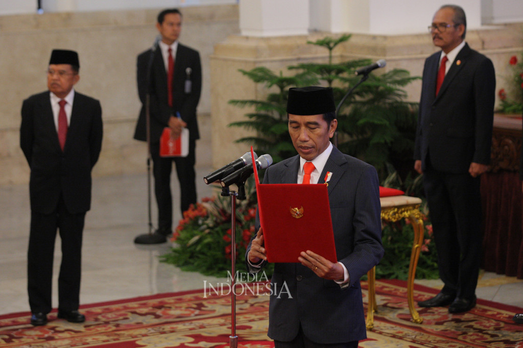 Presiden Joko Widodo memimpin pengucapan sumpah jabatan para gubernur dan wakil gubernur terpilih di Istana Negara, Jakarta.
