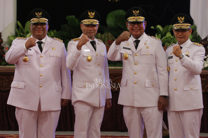 Gubernur dan wakil gubernur Sulawesi Tenggara, Ali Mazi (kiri) - Lukman Abunawas (kanan) berfoto bersama Gubernur dan wakil gubernur Nusa Tenggara Timur , Viktor Laiskodat (kedua dari kiri) - Josef Nae Soi (kedua dari kanan) usai dilantik Presiden Joko Widodo di Istana Negara, Jakarta.