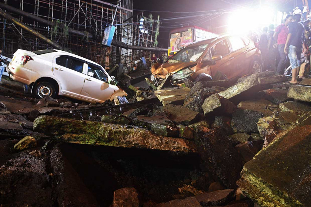 Jalan layang yang dikenal dengan nama Jembatan Majerhat dan terletak di dekat Stasiun Kereta Majerhat di Kolkata, Ibu Kota Benggala Barat tersebut ambruk Selasa sore.