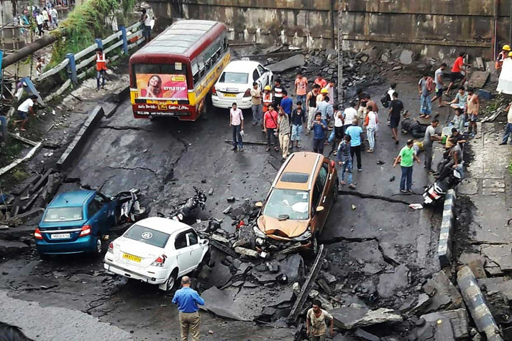 Banyak orang dikhawatirkan terjebak di bawahnya, sebagian masih berada di dalam kendaraan mereka. Tayangan televisi memperlihatkan beberapa mobil, kendaraan roda dua, dan bus berada di jembatan yang ambruk.