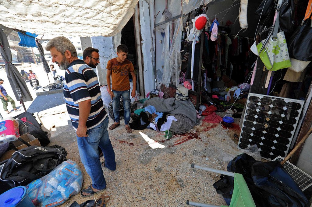 Observatory yang mendapat informasi langsung dari sumber-sumber di Suriah ini melaporkan bahwa serangan udara itu menewaskan sedikitnya sembilan orang yang semuanya warga sipil. Di antara mereka terdapat lima anak-anak yang masih satu keluarga. Afp Photo/Omar Haj Kadour