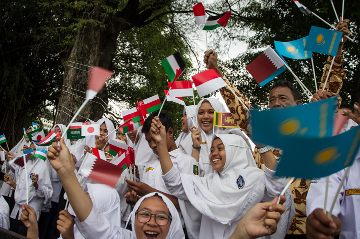 Pelajar membawa bendera negara peserta Asian Para Games 2018 saat menyambut rombongan Pawai Api Obor Asian Para Games 2018 di Solo, Jawa Tengah. Solo menjadi kota pertama mengawali delapan kota dalam pawai obor Asian Para Games 2018 yang akan berakhir 30 September 2018 di Jakarta. 