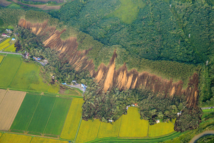 Tanah longsor yang dipicu gempa berkekuatan 6,6 SR melanda Kota Atsuma, Hokkaido, Jepang, Kamis, 6 September 2018. 