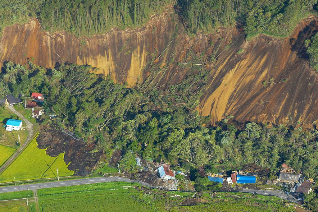 Puluhan rumah di bawah bukit tertimpa longsor, dan dikhawatirkan banyak menelan korban jiwa. 