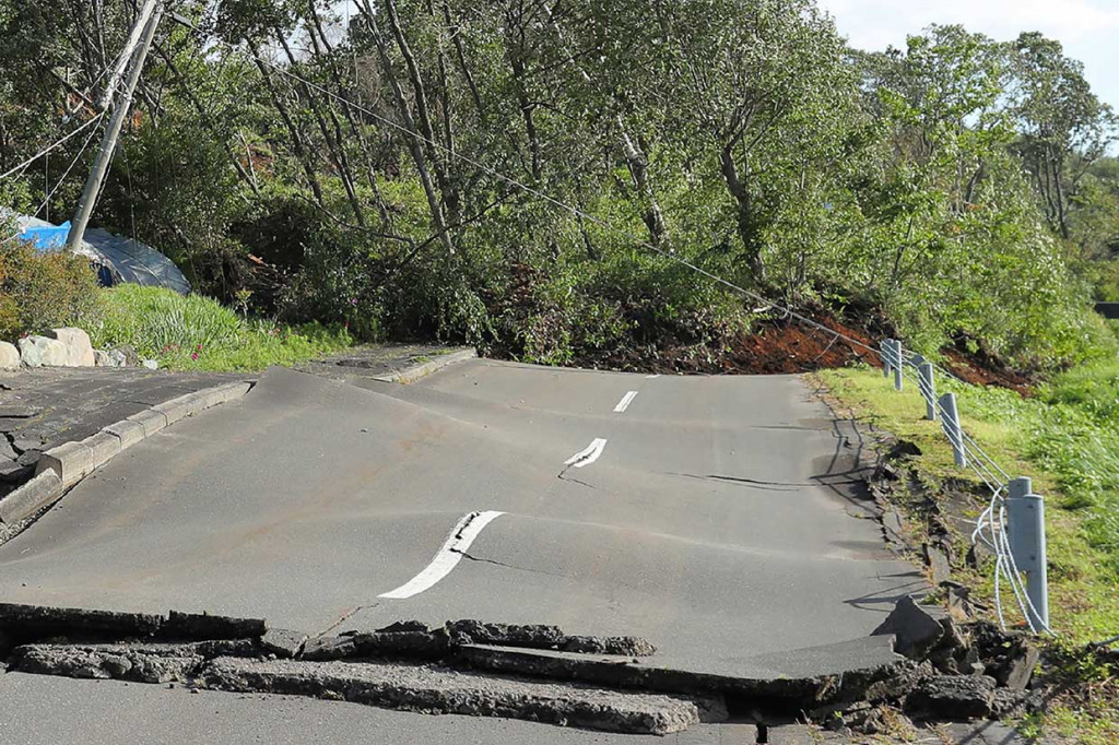 Gempa juga mengakibatkan ruas jalan rusak dan memutus aliran listrik.