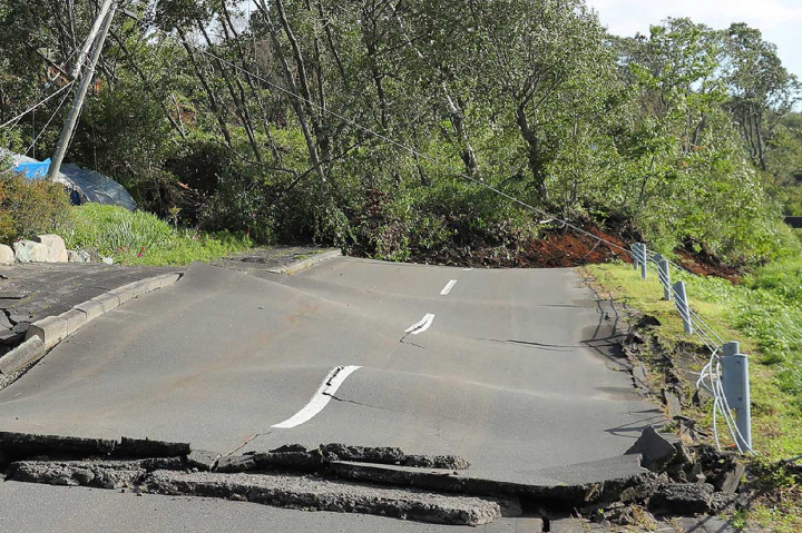 Gempa juga mengakibatkan ruas jalan rusak dan memutus aliran listrik.