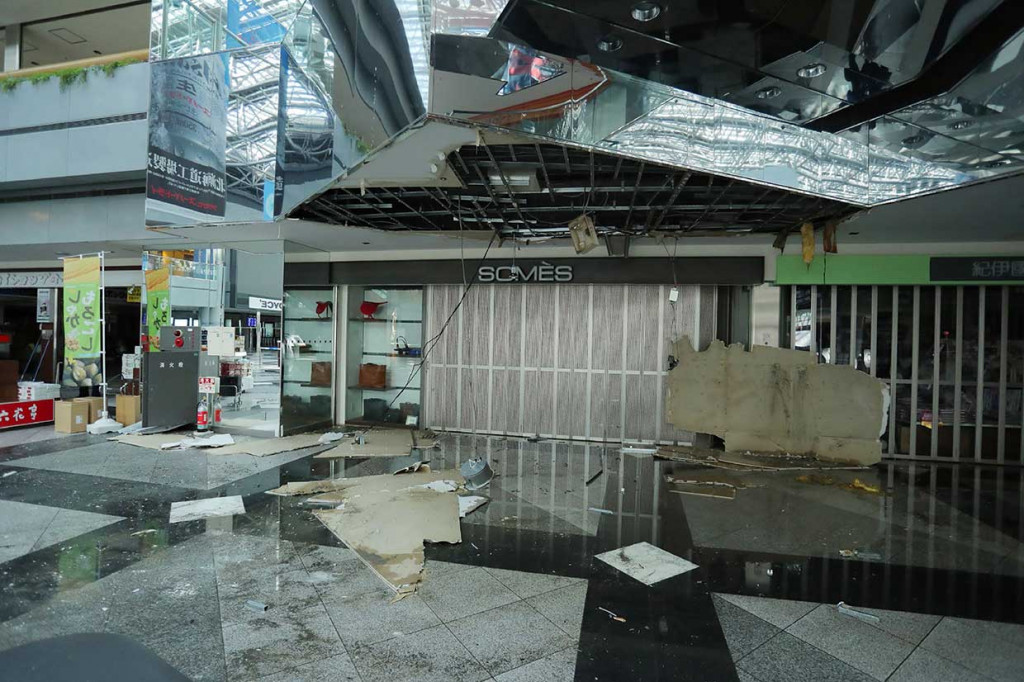 Kerusakan juga terjadi di sejumlah bangunan di Bandara Chitose di Kota Chitose, Hokkaido.