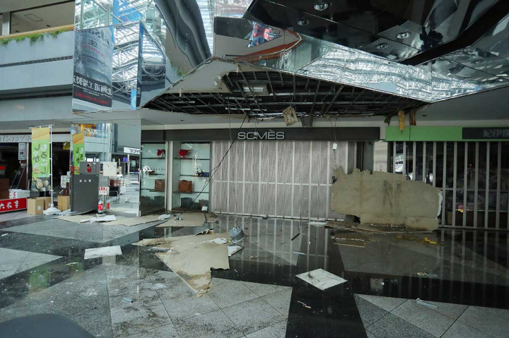 Kerusakan juga terjadi di sejumlah bangunan di Bandara Chitose di Kota Chitose, Hokkaido.