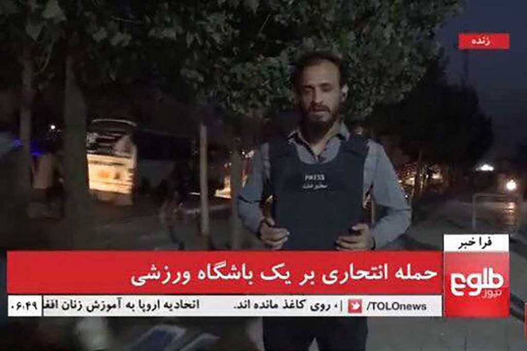 Seorang anggota keamanan berada di lokasi ledakan bom kembar di sebuah gedung olah raga di Kabul, Afghanistan, Rabu, 5 September 2018.