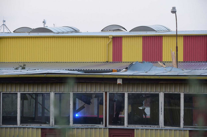 Sebuah helikopter kecil empat bangku Robinsson, jatuh dan menipa atap sebuah pabrik kosong di Kota Plzen, Republik Ceko, Rabu, 5 September 2018 waktu setempat.