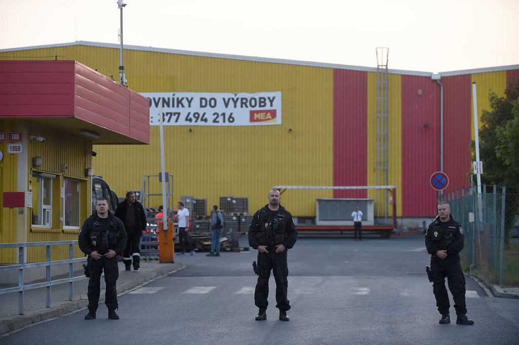 Juru bicara pemadam kebakaran lokal Petr Poncar mengatakan helikopter itu jatuh di atap gedung kosong di zona industri Plzen pada Rabu sore. Dia mengatakan bahwa kecelakaan itu tidak memicu kebakaran dan tidak ada orang lain yang terluka.