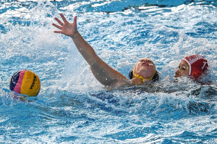 Penjaga gawang polo air Indonesia Ayudya S Pratiwi (kanan) berebut bola dengan pemain Kazakstan Anastassiya Mirshina saat pertandingan babak penyisihan Polo Air Putri Grup A Asian Games 2018 di Aquatic Center, Gelora Bung Karno, Jakarta, 20 Agustus. INASGOC/Antara Foto/Jurnasyanto Sukarno
