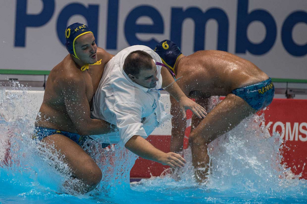 Pelatih polo air Kazakstan Nemanja Knezevic diceburkan ke air oleh para pemain saat merayakan kemenangan atas Jepang di final Poli Air Putra Asian Games, 1 September. Kazakstan berhasil meraih emas. INASGOC/Antara Foto/Jurnasyanto Sukarno