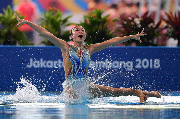 Penampilan tim renang indah Hong Kong dalam final nomor free routine. AFP Photo/Martin Bureau