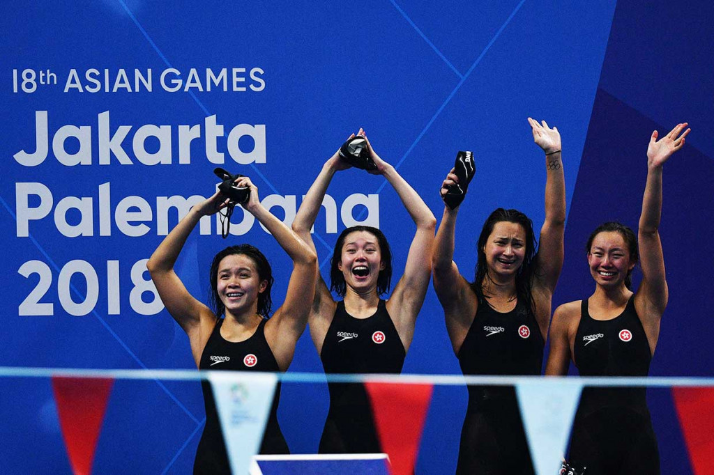 Tim renang Hong Kong meluapkan kegembiraan usai meraih medali perak nomor 4x100 meter Gaya Ganti Estafet Putri. INASGOC/Antara Foto/Sigid Kurniawan
