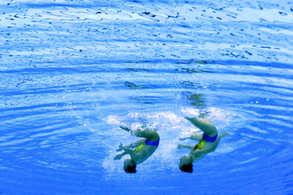 Atlet renang indah Malaysia Lee Yhing Huey dan Gan Hua Wei tengah unjuk kebolehan dalam kategori duet-free routine. INASGOC/Antara Foto/Simon Lodge 
