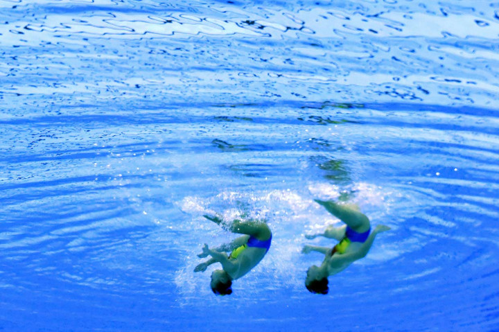 Atlet renang indah Malaysia Lee Yhing Huey dan Gan Hua Wei tengah unjuk kebolehan dalam kategori duet-free routine. INASGOC/Antara Foto/Simon Lodge 