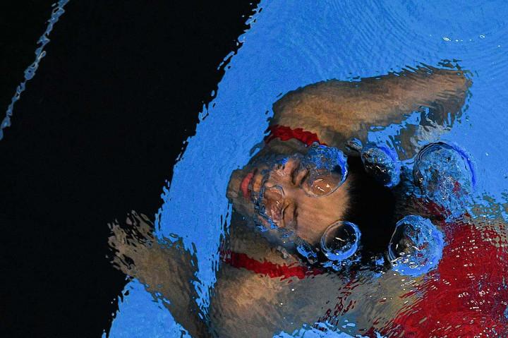 Atlet loncat indah Tiongkok Wang Han menuju ke tepi kolam renang usai beraksi dalam final Loncat Indah Putri 3 meter Springboard. INASGOC/Antara Foto/Rosa Panggabean
