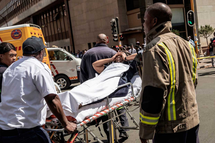 Sementara itu dua petugas pemadam kebakaran juga tewas karena menghirup asap saat bertempur melawan api di kantor pemerintah di Johannesburg. Delapan petugas pemadam kebakaran lainnya dirawat di rumah sakit dengan berbagai cedera termasuk luka bakar dan dua lainnya masih terperangkap di dalam.