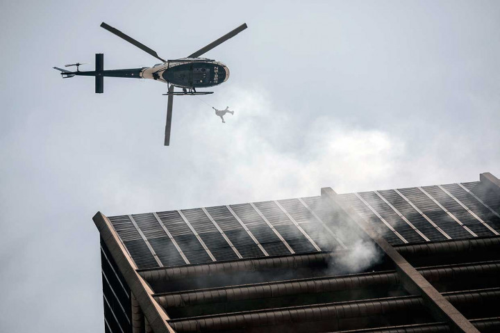 Helikopter polisi dikerahkan untuk membantu petugas pemadam kebakaran yang terjebak di dalam gedung yang menaungi kantor-kantor yang digunakan oleh dinas kesehatan, pemerintah lokal, dan departemen perumahan. 
