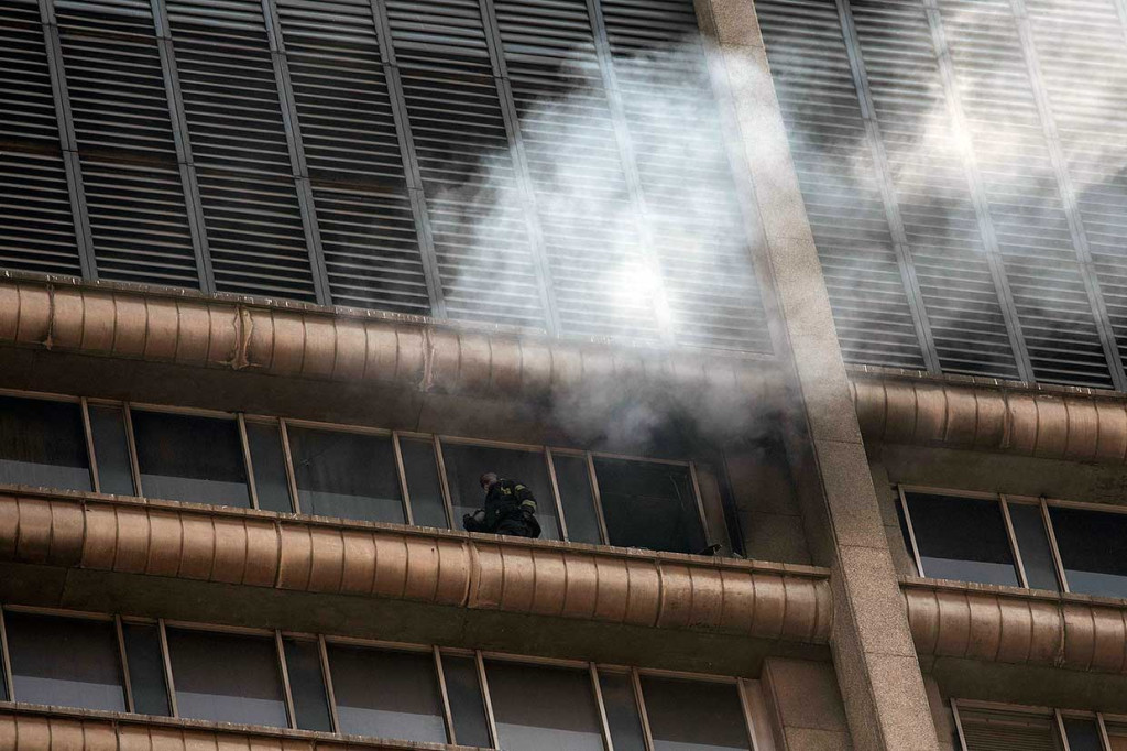 Sementara semua warga sipil yang bekerja di gedung itu berhasil dievakuasi, 13 di antaranya membutuhkan perawatan karena menghirup asap.